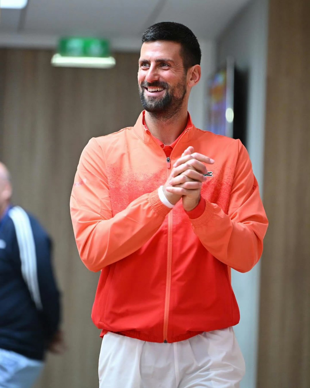 壹号娱乐-关于德约科维奇回归赛场，战术调整首场状态亮眼，老鹰观众沸腾！的信息